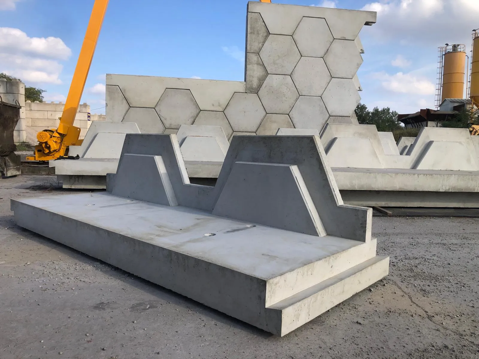 Betonowa podstawa MMEK SYSTEM na placu produkcyjnym
